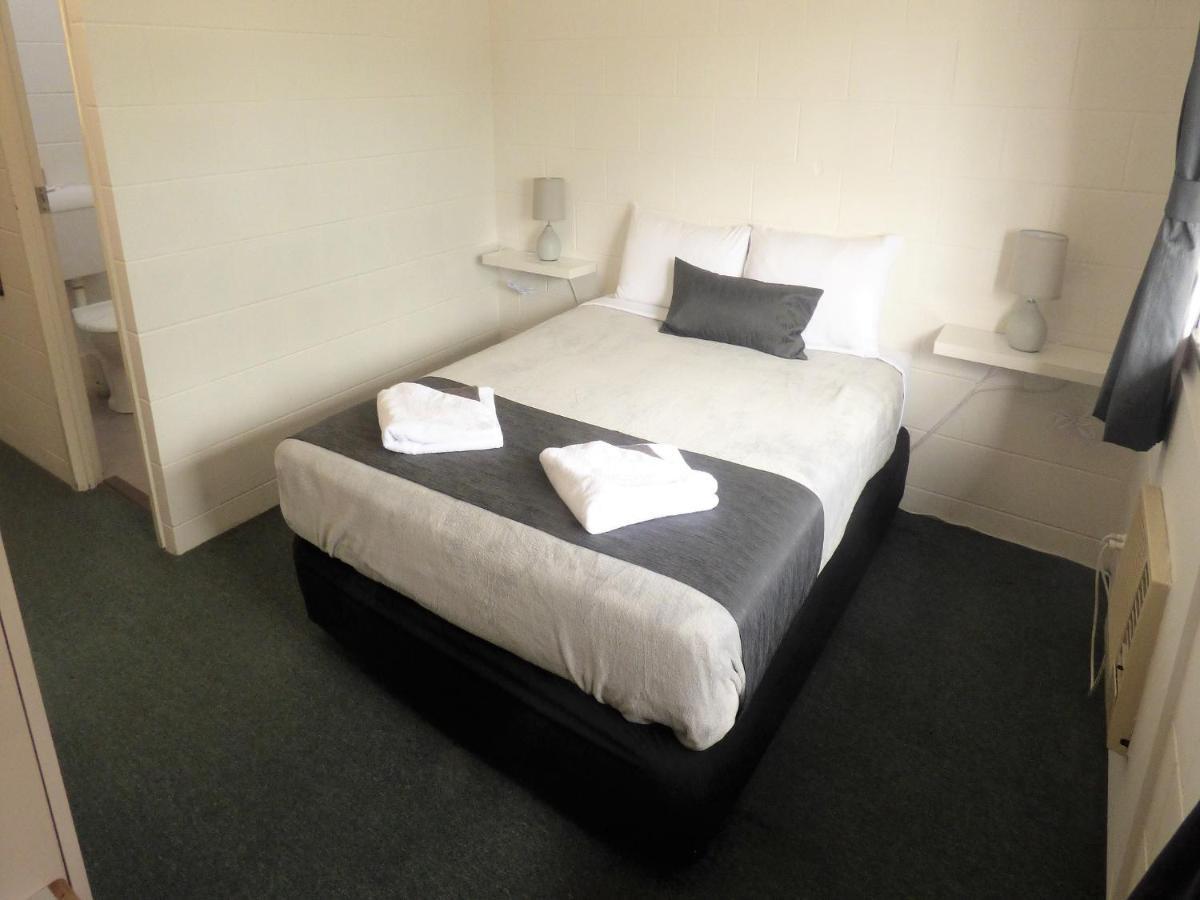 Banjo Paterson Motor Inn Townsville Bagian luar foto