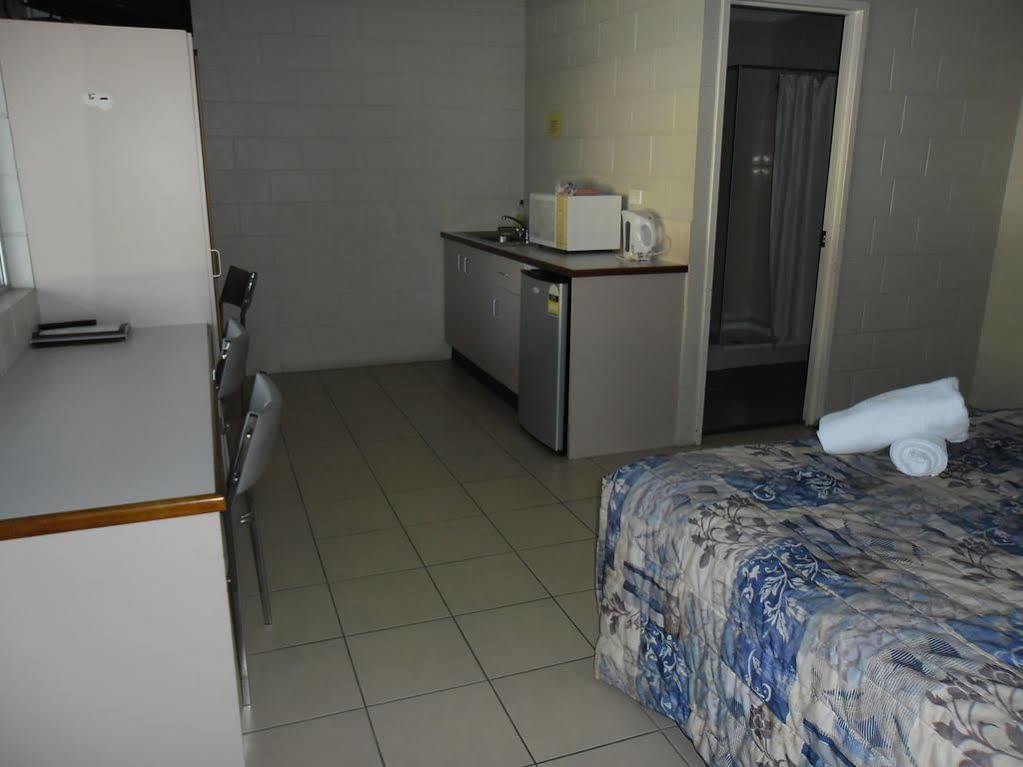 Banjo Paterson Motor Inn Townsville Bagian luar foto
