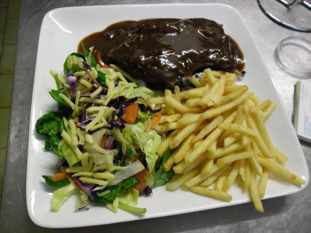 Banjo Paterson Motor Inn Townsville Bagian luar foto
