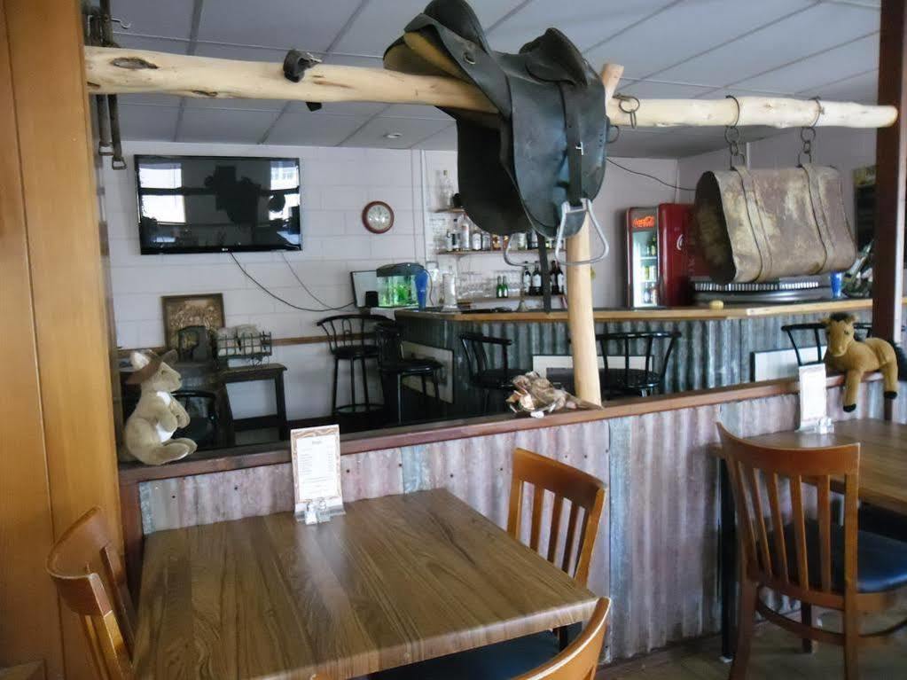 Banjo Paterson Motor Inn Townsville Bagian luar foto